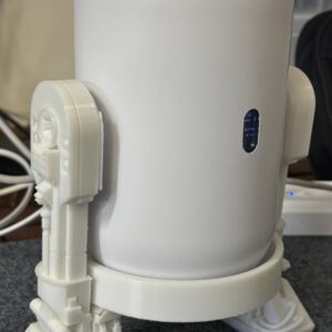R2-D2 standur fyrir Unifi Dream Router.