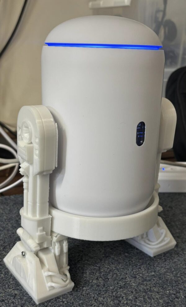 R2-D2 standur fyrir Unifi Dream Router.