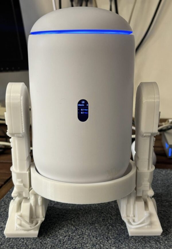 R2-D2 standur fyrir Unifi Dream Router. - Image 2